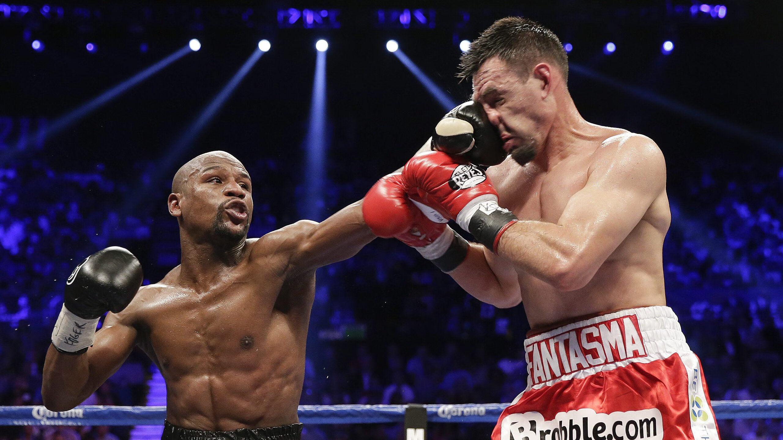 综合格斗赛场焦点!意大利队对阵瑞士队,压哨绝杀,引爆全场观众欢呼